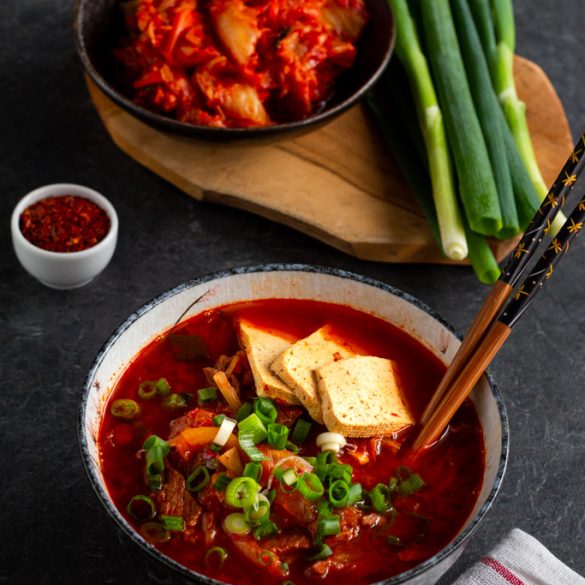 Kimchi guk – koreańska zupa z kimchi