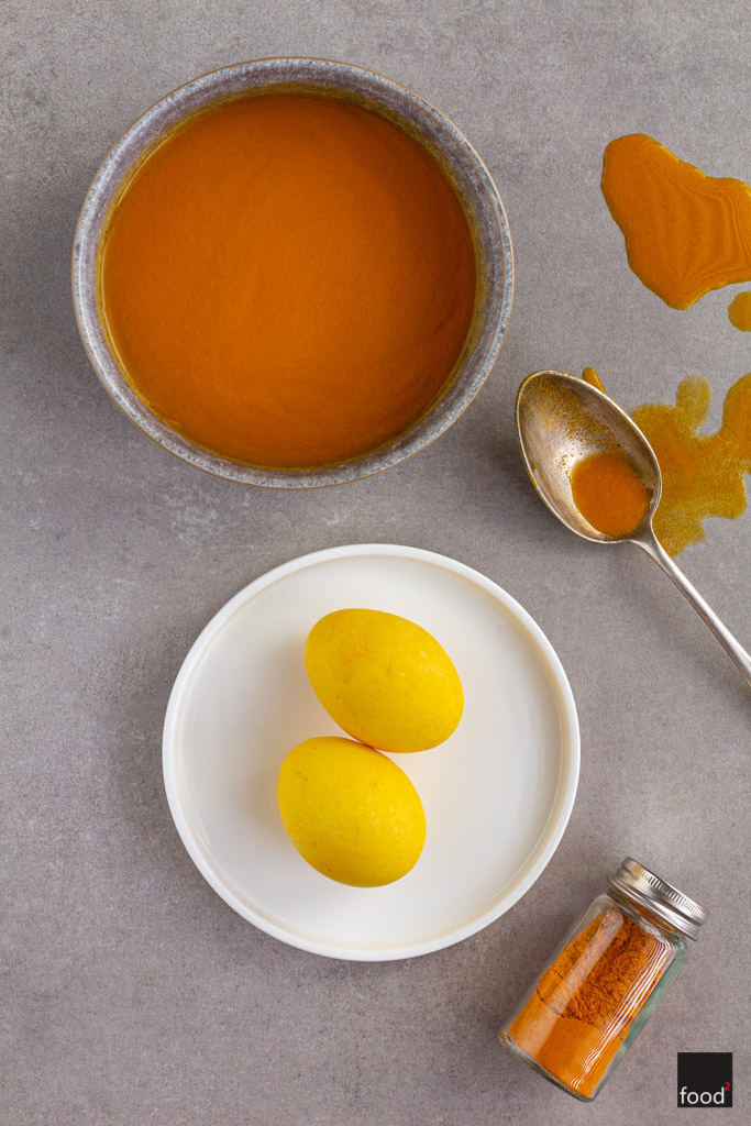 Domowe pisanki - naturalne sposoby na barwienie jajek kurkumą