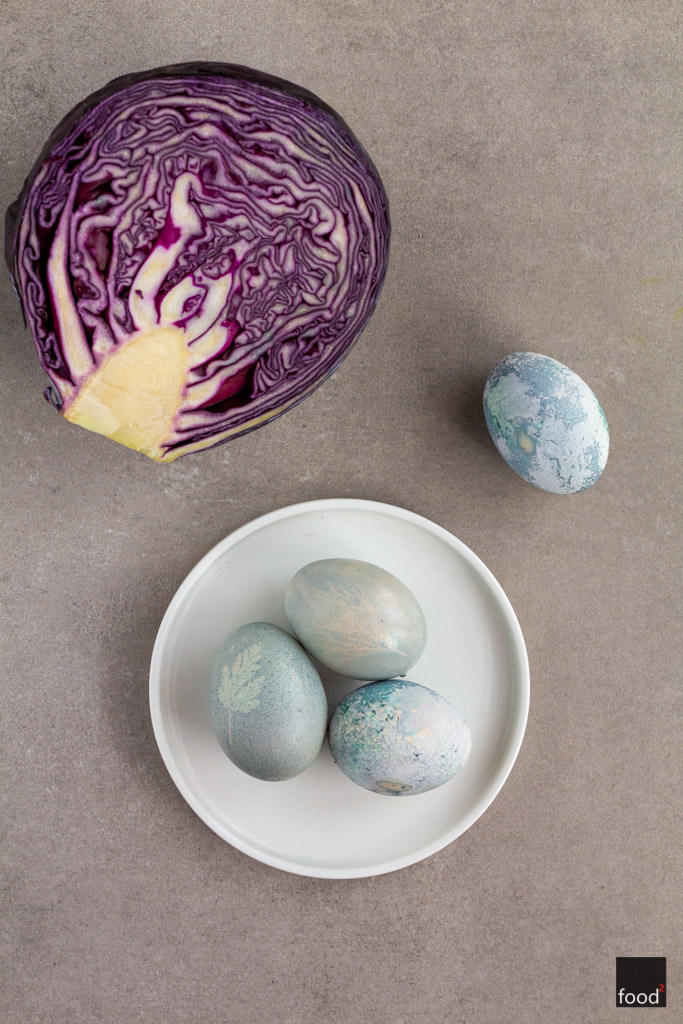 Domowe pisanki - naturalne sposoby na barwienie jajek czerwoną kapustą
