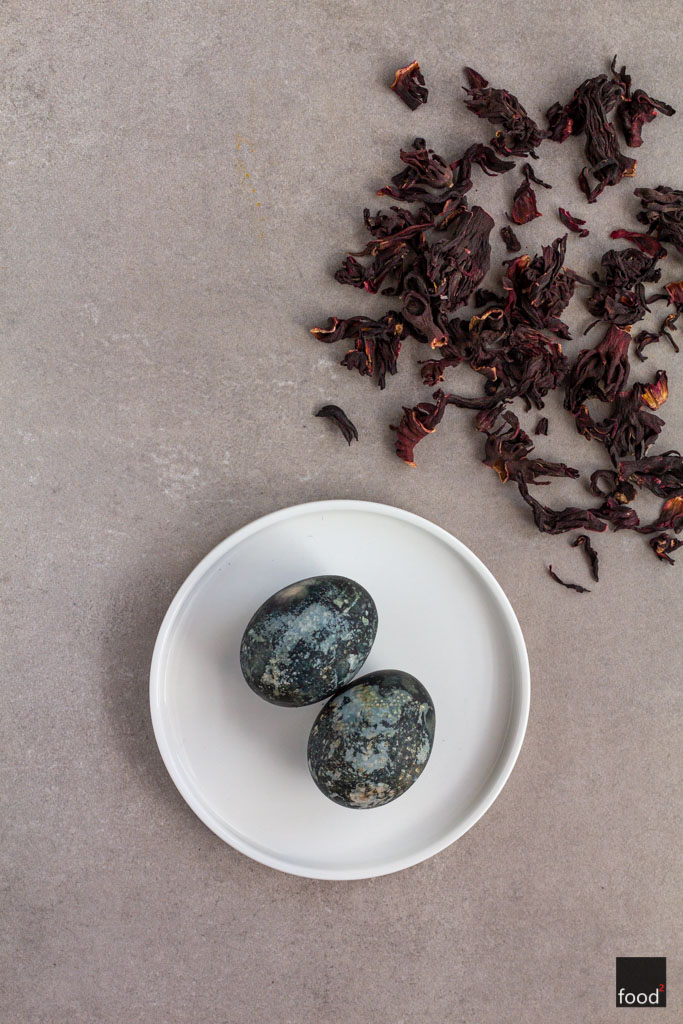 Domowe pisanki - naturalne sposoby na barwienie jajek hibiskusem